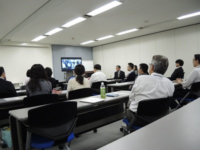[写真]企業向け啓発ビデオを見る日本ユニシスグループ社員のみなさん。